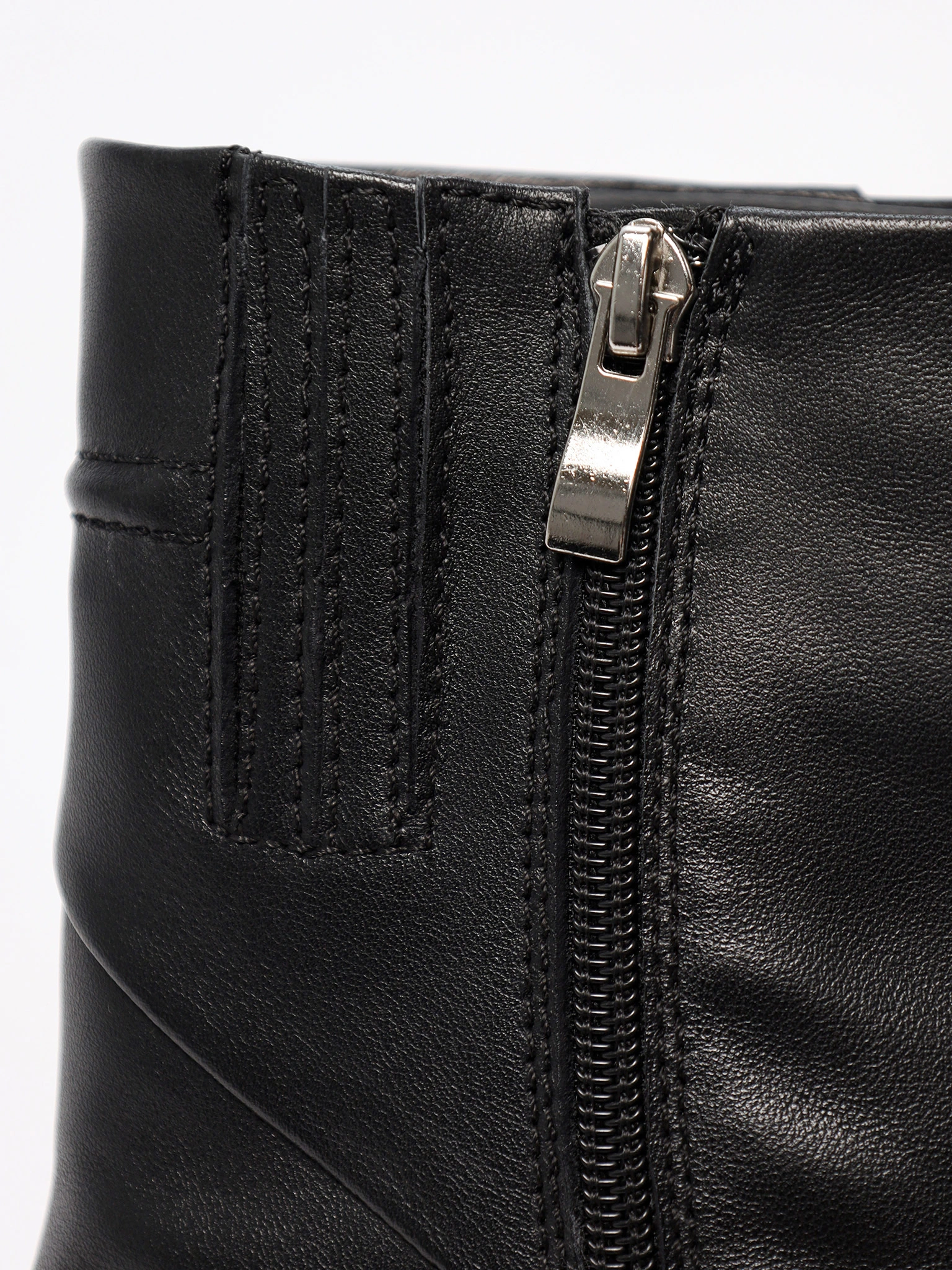 Ботинки черного цвета с декоративной молнией спереди